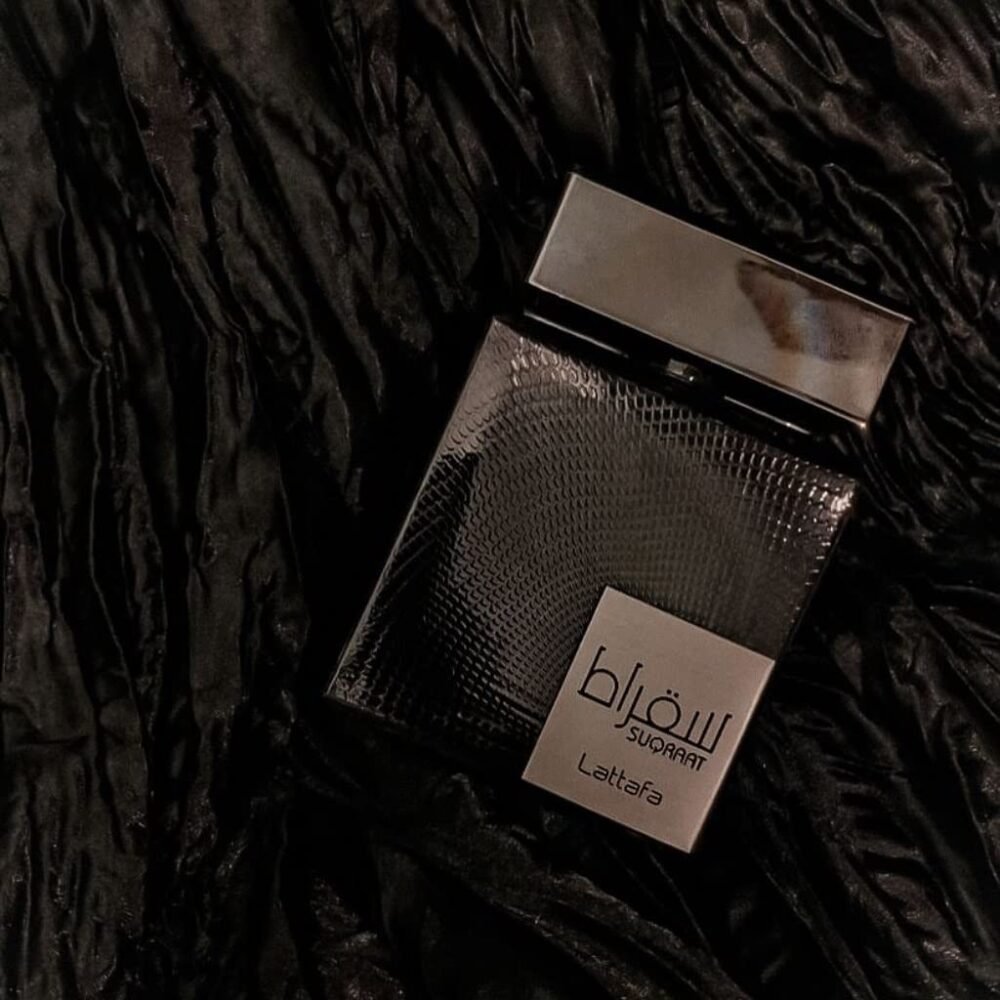 عطر "Suqraat" من لطافة للرجال - أو دو بارفان سبراي - 3.4 أونصة (عبوة من 4 زجاجات) - الصورة 5