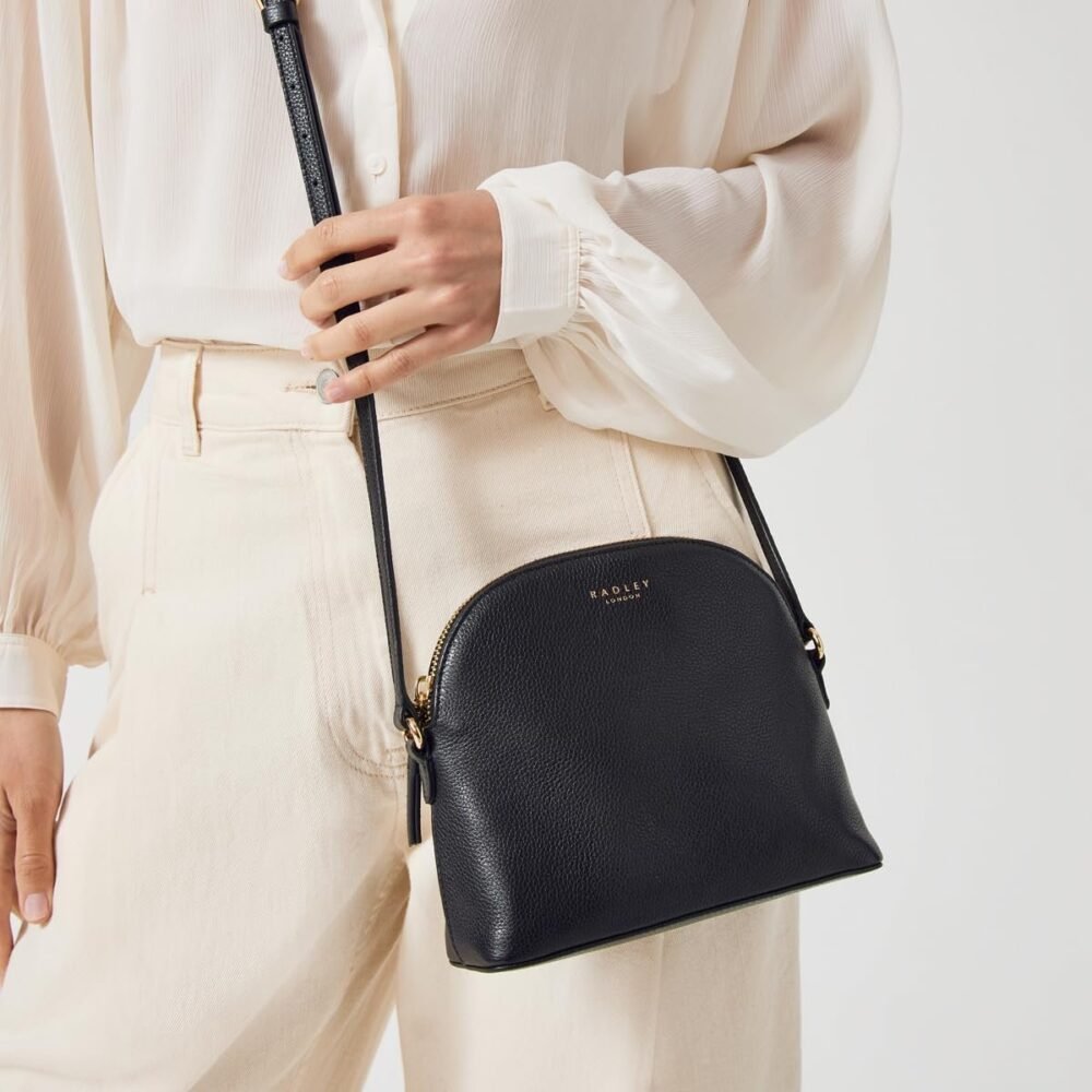 حقيبة "رادلي لندن" تشيلسي - حقيبة كروس بادي صغيرة مع سحاب علوي - أسود - الصورة 5