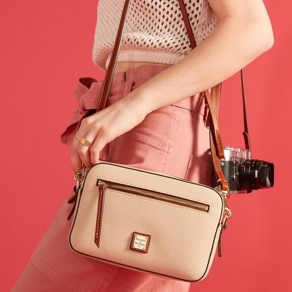 حقيبة "دوني آند بورك" "كاميرا زيب كروس بودي" للنساء من الجلد المحبب - الصورة 5