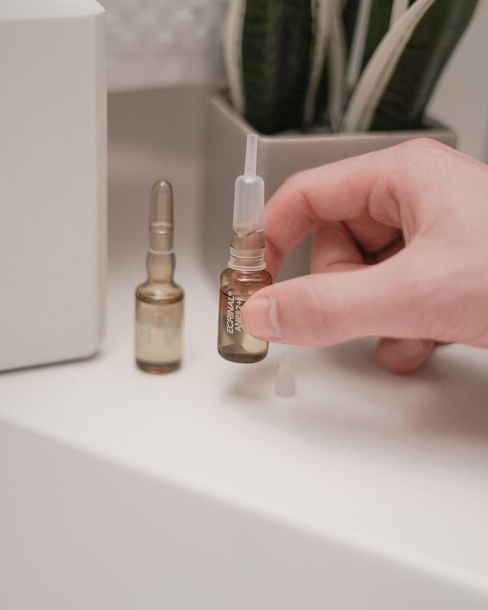 أمبولات Ecrinal ANP2 لنمو الشعر للرجال - أمبولات تقوية وإصلاح للشعر الرفيع والباهت والتالف - علاج مكثف للشعر باستخدام ANP 2+ ومعقد الأوميغا 3 - عبوة 5 أمبولات - الصورة 4